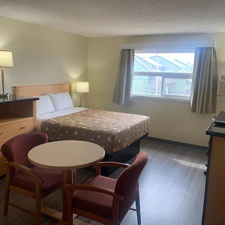 Northern Lights Inn Fort St. John Esterno foto